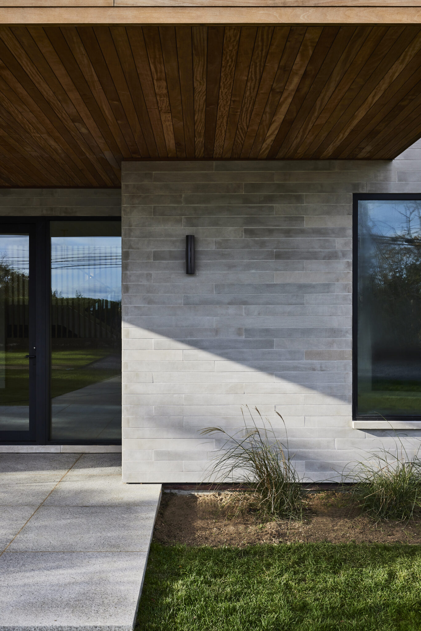 Minimal Hamptons Beach House - Polycor Inc.